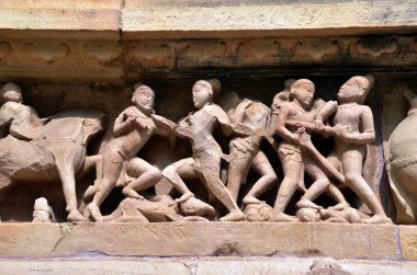 savaş alanında eski savaşçıların oyma