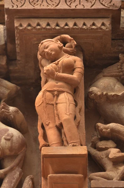 Skönhet, sniderier på templet väggar på khajuraho ad 930-950 Stockbild