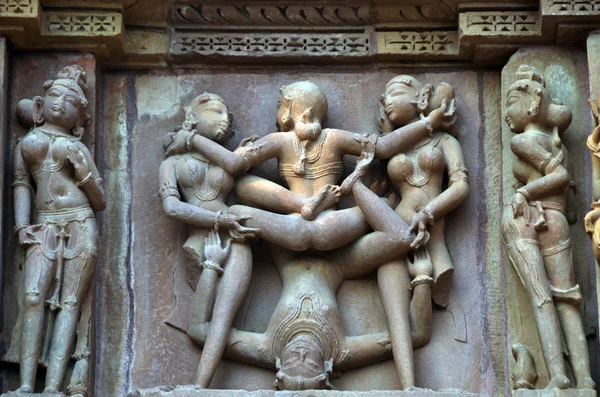 Kamasutra, sculture sulle pareti del tempio a Khajuraho AD 930-950 — Foto Stock