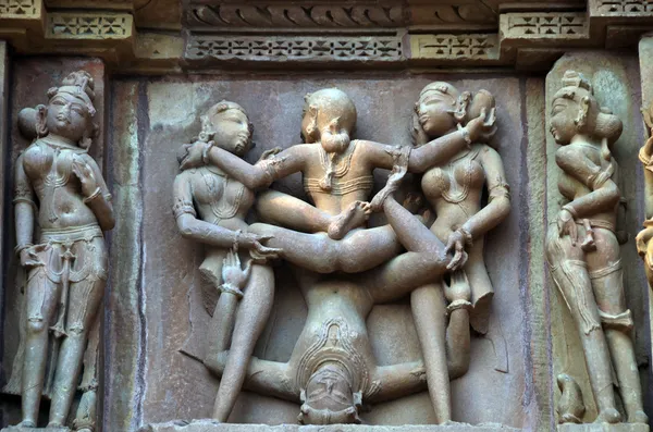 Kamasutra, Schnitzereien an Tempelwänden in Khajuraho ad 930-950 lizenzfreie Stockfotos