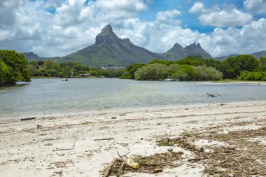 Kasırga Batsirai 'nin Mauritius adasındaki geçişinden sonra Tamarin' in pis halk plajı..