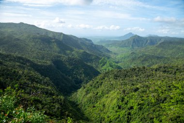  Karadeniz Vadisi Ulusal Parkı Mauritius 'un en büyük korunan ormanıdır. 50 km 'den fazla görkemli ve zorlu yürüyüş yolları sağlıyor. Mauritius 'un güneybatı yamacında yer almaktadır..
