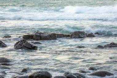 Mauritius cumhuriyetinin batısındaki fırtınalı Albion plajında gün batımı.