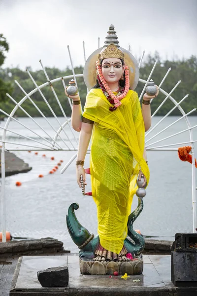 毛里求斯岛南部Ganga Talao圣地的Maha Laxmi女神塑像 — 图库照片
