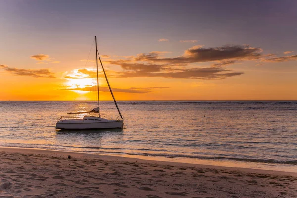 Mauritius Cumhuriyeti Nin Batısındaki Albion Halk Plajında Yelkenli — Stok fotoğraf