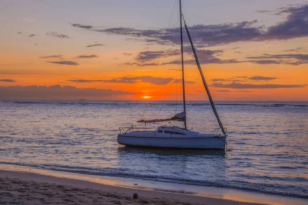 Günbatımında Mauritius Adasının Batı Kıyısındaki Albion Halk Plajında Yelken Açacağız — Stok fotoğraf