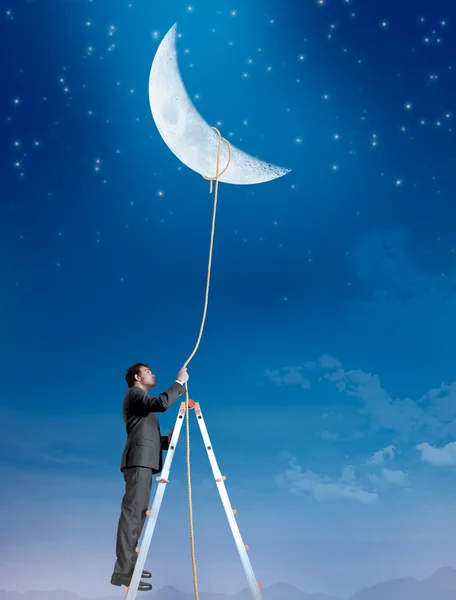 El hombre de negocios quiere la luna — Foto de Stock