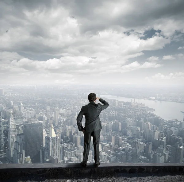 Empresario mirando al futuro — Foto de Stock