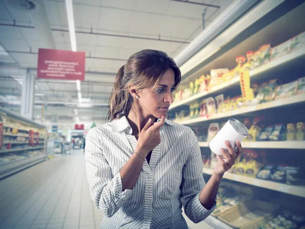 Girl unsure at supermarket — Stock Photo, Image