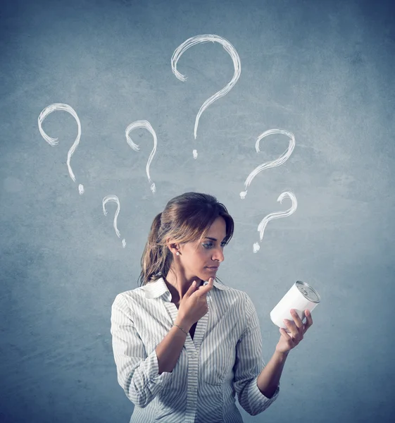 Girl unsure at supermarket — Stock Photo, Image