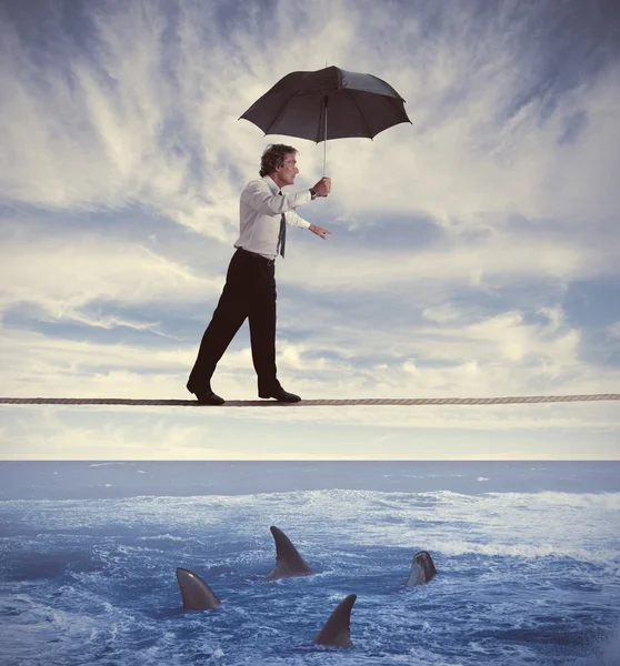 Versicherungskonzept mit Geschäftsmann auf dem Seil — Stockbild Versicherungskonzept — Stockfoto