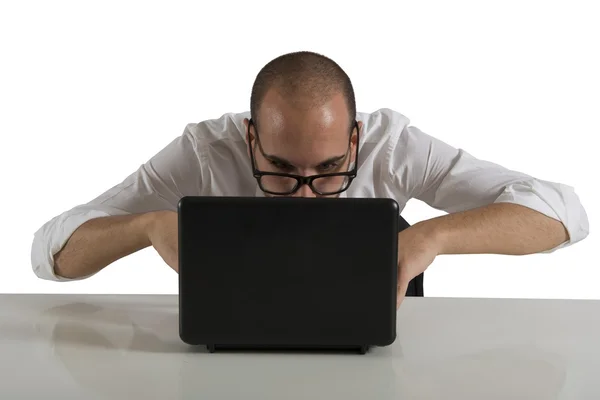 Бизнесмен работает с компьютером — стоковое фото