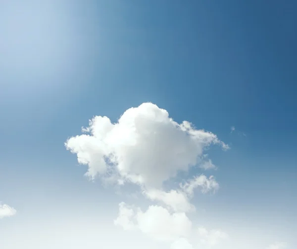 Eine weiße Wolke am Himmel — Stockfoto