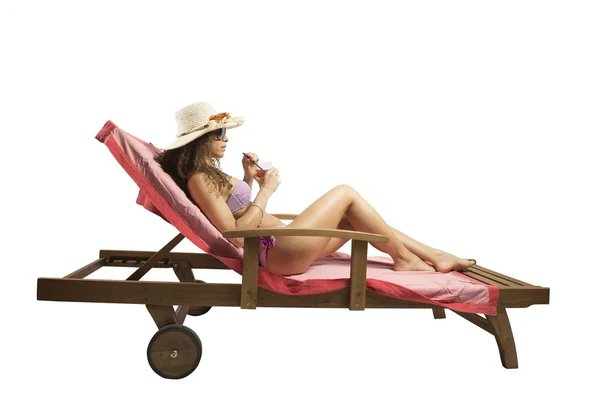Mujer relajándose en una playa — Foto de Stock