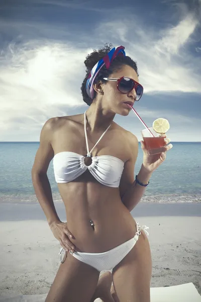 Chica y playa vintage — Foto de Stock