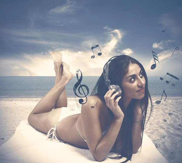 Lány hallgat zenét a strandon — Stock Fotó