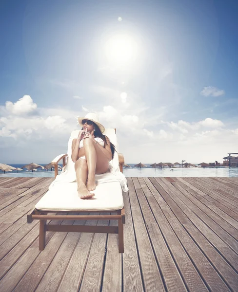 Fille se détendre sur une plage — Photo