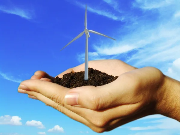 Turbina eólica eólica nas mãos — Fotografia de Stock