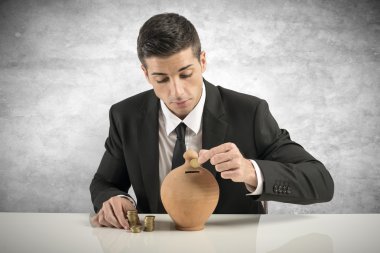 kumbara para koyarak işadamı