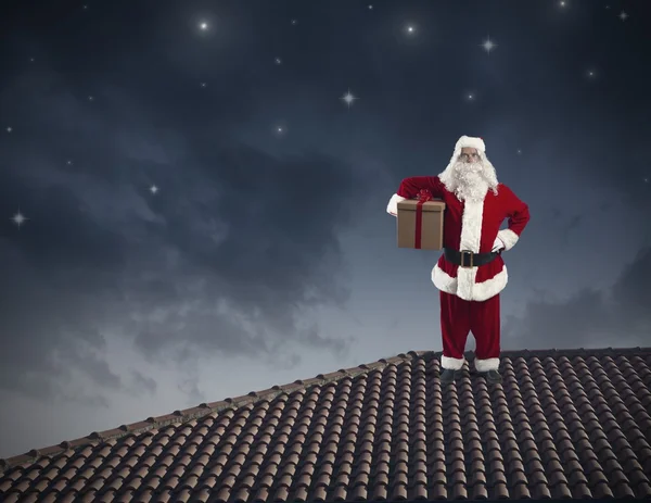 Santa Claus en un techo — Foto de Stock