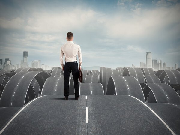 Бизнесмен перед лицом трудностей
