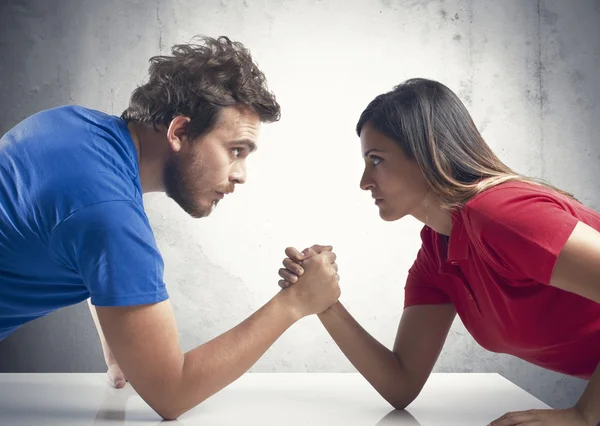 Arm wrestling between a couple — Stock Photo, Image