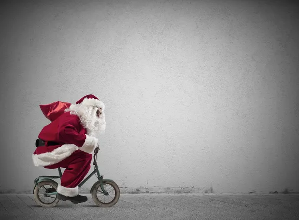 Père Noël rapide sur le vélo — Photo