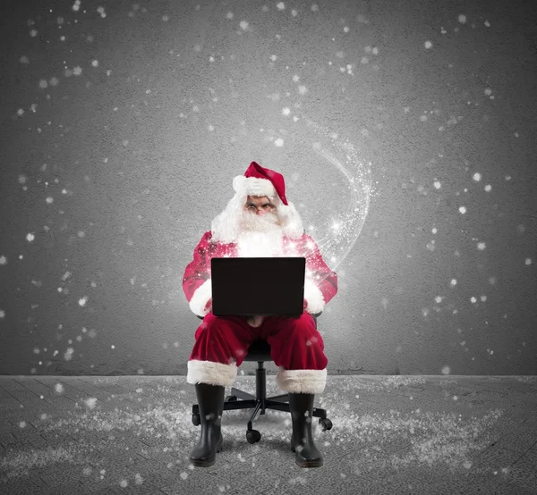 Weihnachtsmann mit Laptop — Stockfoto