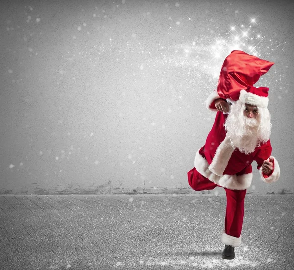 Бег Санта-Клауса с волшебными подарками — стоковое фото
