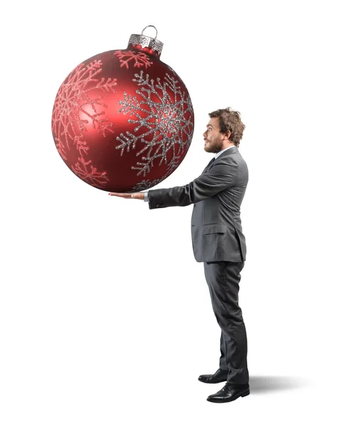 Empresário com grande bola de Natal — Fotografia de Stock