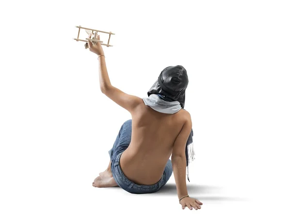 Jovem brincando com avião de brinquedo — Fotografia de Stock