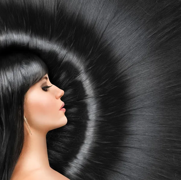 Длинные блестящие волосы красивой брюнетки — стоковое фото