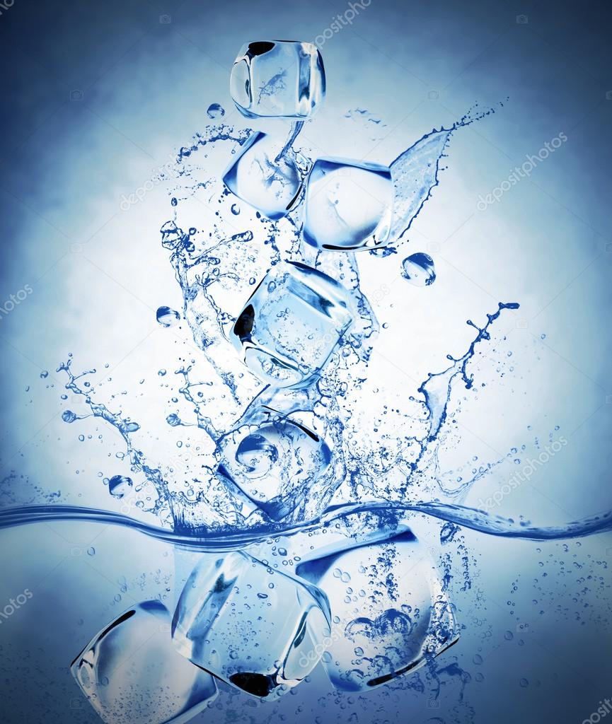 éclabousser l'eau et le cube de glace — Photographie alphaspirit