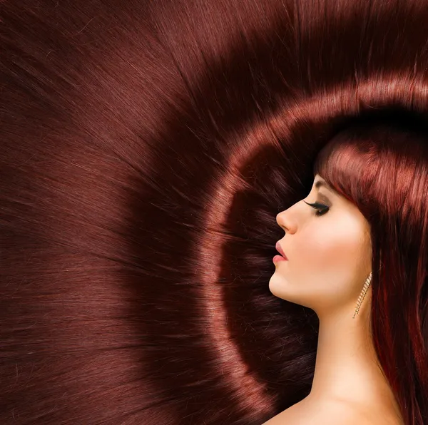 美しい少女の長い赤い光沢のある髪 — ストック写真