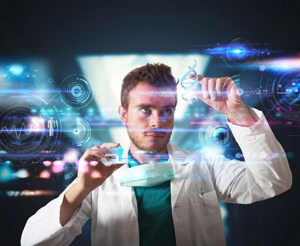 Lekarz z ekranem dotykowym futurystyczny interfejs — Zdjęcie stockowe