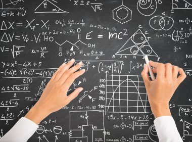 Kara tahta üzerinde bilim ve matematik formülleri
