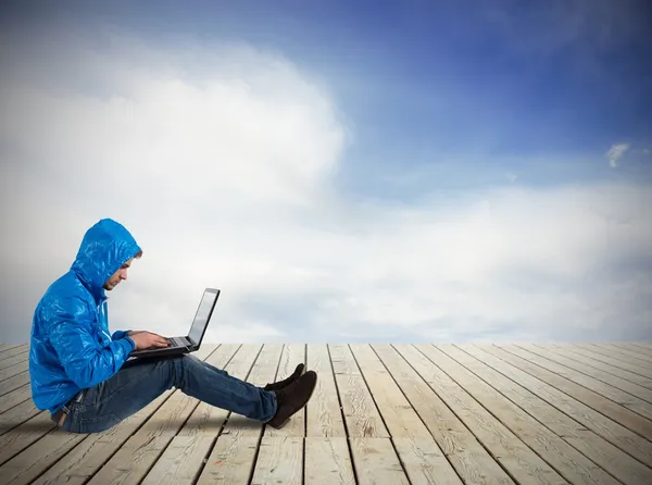 Jongen schrijft op laptop — Stockfoto