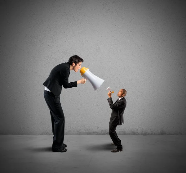 Empresária gritando através de um megafone — Fotografia de Stock