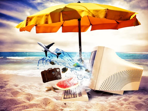 Vacation time with computer on beach — Stock Photo, Image