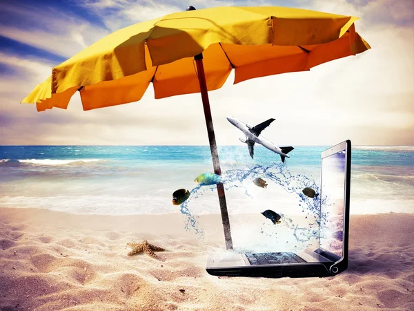 Nyaralás ideje, egy laptop, a strandon — Stock Fotó