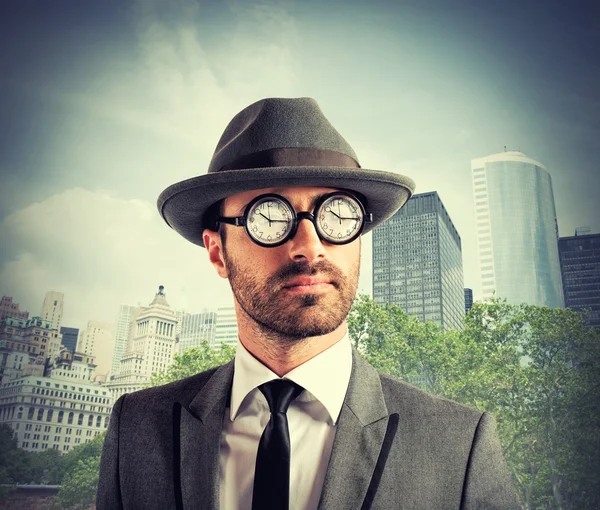 Concept de temps accro à l'horloge sur les lunettes d'un homme d'affaires — Photo