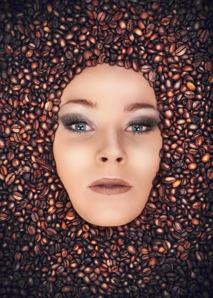 Girl immersed in coffee beans — Stock Photo, Image