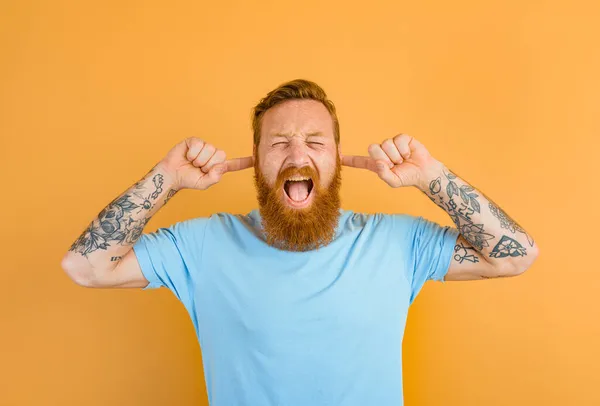 Zestresowany mężczyzna z brodą i tatuażem nie chce słuchać — Zdjęcie stockowe