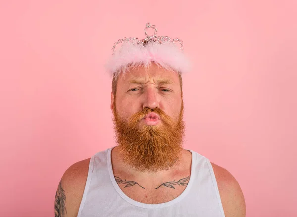 Mann mit Bart, Tattoos und Krone verhält sich wie eine Prinzessin — Stockfoto