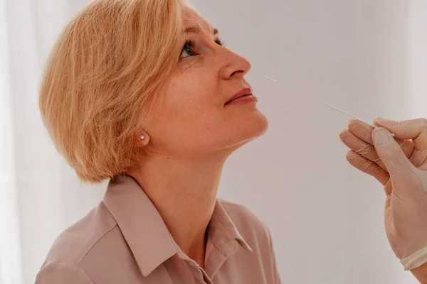 Dokter controleert het Covid-19 virus met een tester. — Stockfoto