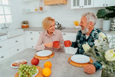 Çiftler kahvaltılarını evde kahve ve meyvelerle yaparlar.