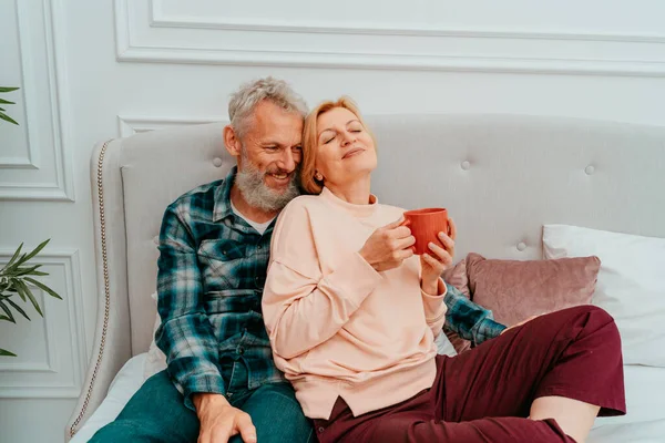 Чоловік і дружина поснідали з кавою на ліжку вдома — стокове фото