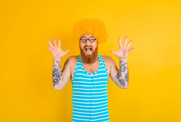 Mężczyzna w żółtej brodzie, peruce i okularach — Zdjęcie stockowe