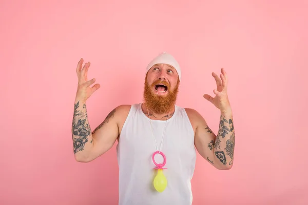 Gridare uomo con la barba e tatuaggi si comporta come un piccolo neonato — Foto Stock