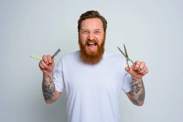 Uomo aggressivo con forbici e lama è pronto a tagliare la barba — Foto Stock